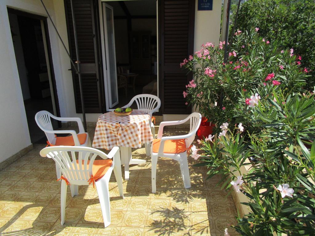 Beachfront House Nada - Happy Rentals Karlobag Habitación foto